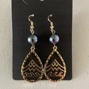 Mauna Kea/Hamilton Gold with Shell Pearl Earrings